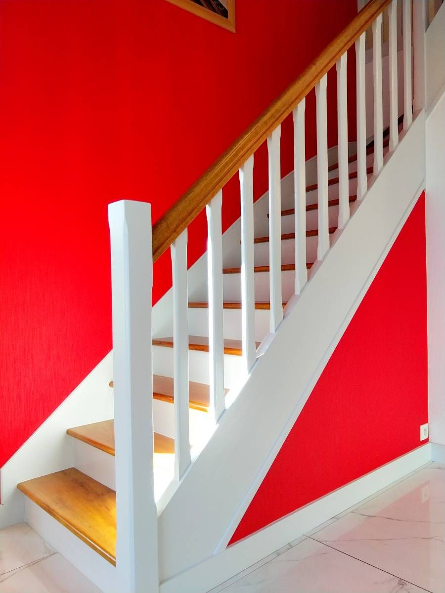 escalier gris et rouge pont-scorff